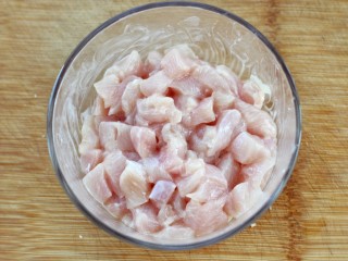 6、宫爆鸡丁,抓拌均匀腌制十分钟