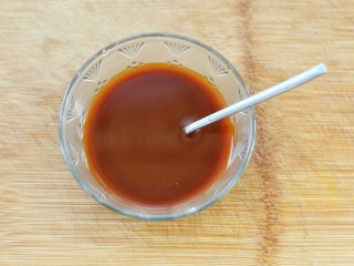 9、宫爆鸡丁,调酱汁:小碗中加入糖、醋、生抽、老抽、鸡精、淀粉和水搅拌均匀备用