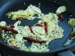 11、宫爆鸡丁,紧接着放入葱姜蒜和红干椒煸炒出香味