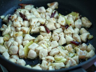 12、宫爆鸡丁,加入鸡丁炒至发白断生状态