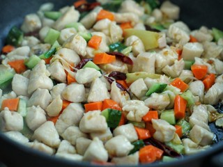 13、宫爆鸡丁,再放入黄瓜和胡萝卜丁翻炒均匀