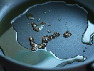 10、宫爆鸡丁,锅中倒适量油烧至五成热,放入花椒粒榨出香味后捞出