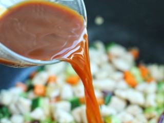 14、宫爆鸡丁,倒入调好的酱汁炒匀