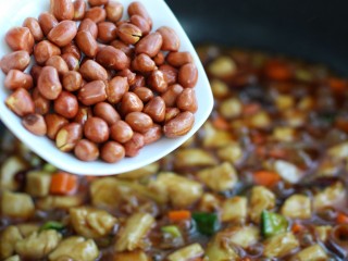 15、宫爆鸡丁,待酱汁粘稠时放入花生米