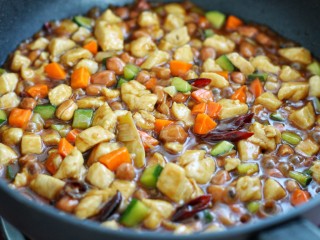 16、宫爆鸡丁,大火快速翻炒均匀收汁即可