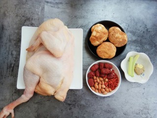 1、秋风渐凉，来一碗猴头菇鸡汤养胃吧,首先准备好食材，没有买到老鸡，走地鸡也行，洗干净备用