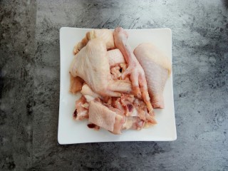 5、秋风渐凉，来一碗猴头菇鸡汤养胃吧,鸡剁成大块