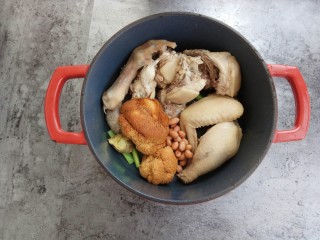 11、秋风渐凉，来一碗猴头菇鸡汤养胃吧,取铸铁锅或者砂锅，放入焯过的鸡肉，洗干净的猴头菇，花生米，葱姜