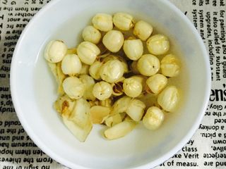 3、红枣百合莲子小米粥#有个故事#,莲子和干百合洗干净浸泡