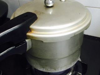 6、红枣百合莲子小米粥#有个故事#,盖上锅盖大火烧开上气即转小火煮8分钟即可关火