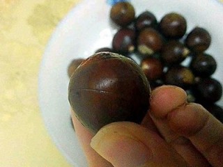 2、家庭版糖炒栗子,栗子洗净沥干，用小刀在栗子的身体处划上一刀。