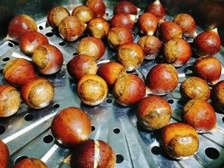 4、家庭版糖炒栗子,冷水上锅蒸