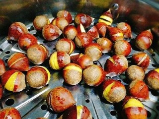 5、家庭版糖炒栗子,蒸有裂开即可