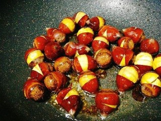 6、家庭版糖炒栗子,和油加上适量的水煮至糖溶化，倒入栗子