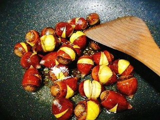 7、家庭版糖炒栗子,加点盐继续小火翻炒