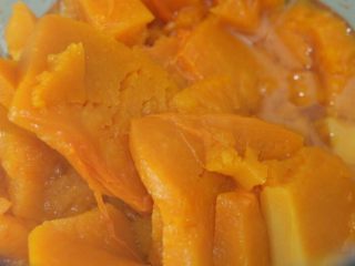 4、低脂健康小麦胚芽南瓜奶热饮,蒸熟后放入搅拌机