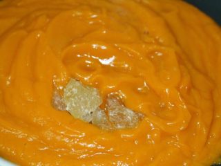 7、低脂健康小麦胚芽南瓜奶热饮,开小火，放入冰糖，冰糖最好弄碎。