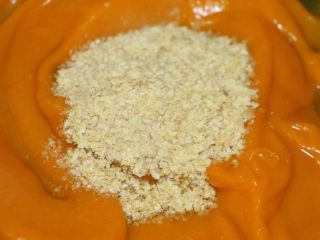 8、低脂健康小麦胚芽南瓜奶热饮,边煮边搅拌至冰糖快化开时放入小麦胚芽