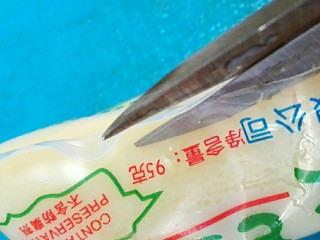 1、红烧日本豆腐,日本豆腐先从旁边用剪刀头慢慢开剪去掉包装冲洗下切块，一根差不多切4~5截