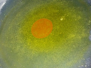 3、红烧日本豆腐,热锅倒油，最好用平底不粘锅