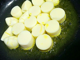 4、红烧日本豆腐,一个个轻轻放进去