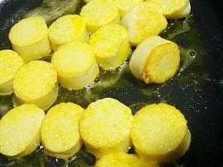 5、红烧日本豆腐,中火两面煎到金黄，我旁边也这样立起来也煎了