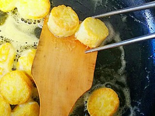 6、红烧日本豆腐,面上煎到有一点点酥皮就可以起锅，借助木铲子和筷子，轻轻的弄出来沥干
