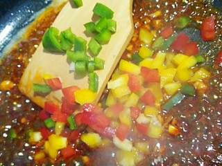 7、红烧日本豆腐,锅里留油，蒜蓉，葱头爆香后，加入4勺甜辣酱，1勺生抽(我们喝汤的勺子哦)说到甜辣酱一点也不辣，酸酸甜甜，因为我家不吃辣的????????????????，最后放彩椒