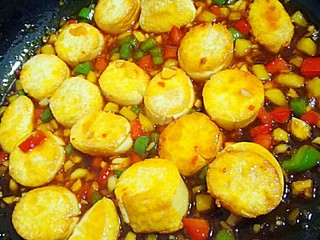 10、红烧日本豆腐,轻轻的颠勺， 略微翻均匀，再盖上焖一小会儿一分钟就可以了，待汁收得差不多