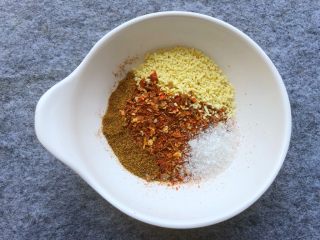 3、孜然牛肉,辣椒粉3g，孜然粉2g，鸡精5g，白糖3g