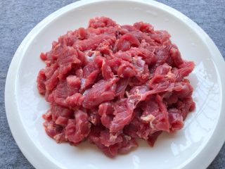 4、孜然牛肉,牛肉洗净切薄片，越薄越好