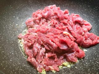 7、孜然牛肉,放入牛肉翻炒