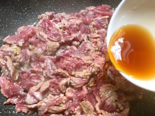 8、孜然牛肉,放入15g料酒