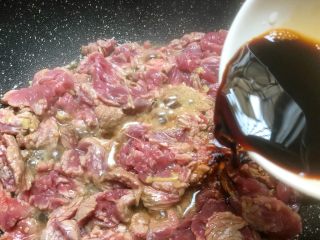 9、孜然牛肉,放入20g生抽