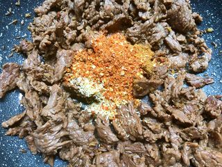12、孜然牛肉,倒入步骤3的全部调料，翻炒均匀