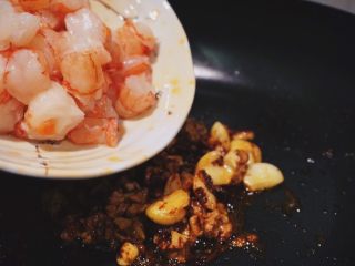 13、酱子虾球,加入切好的红虾颗粒