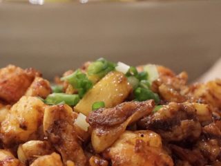 16、酱子虾球,装盘