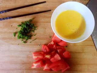 1、番茄鸡蛋面疙瘩,鸡蛋加一勺水打成蛋液，番茄切小块，葱切末