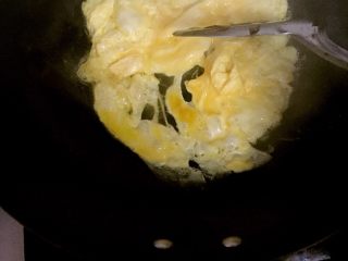 2、番茄鸡蛋面疙瘩,锅放油，放入鸡蛋煎至稍凝固盛出