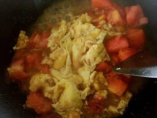 4、番茄鸡蛋面疙瘩,鸡蛋倒进锅里，和番茄一起煸炒，然后加水烧开