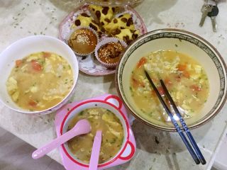 6、番茄鸡蛋面疙瘩,水烧开后倒入疙瘩，加盐调味闷两分钟即可盛出，洒上葱花更香（忘记拍图，明白就好）