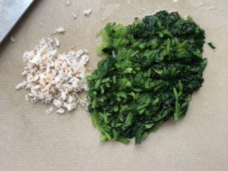 3、虾皮菠菜鸡蛋饼,虾皮、菠菜切碎