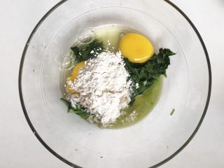 4、虾皮菠菜鸡蛋饼,加入菠菜、虾皮、鸡蛋、少许面粉