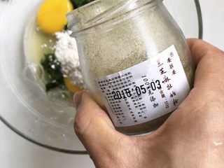5、虾皮菠菜鸡蛋饼,少许黑芝麻牡蛎粉