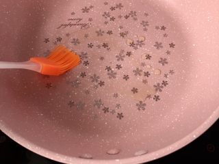 7、虾皮菠菜鸡蛋饼,平底锅刷一层薄油