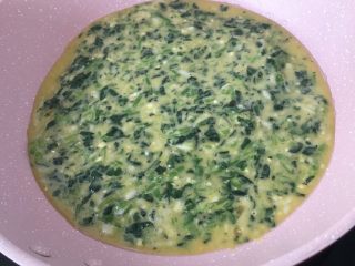 8、虾皮菠菜鸡蛋饼,倒入面糊，摊平四周，小火开始煎