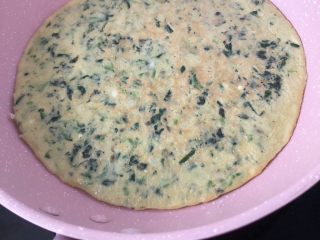 9、虾皮菠菜鸡蛋饼,底部凝固翻面继续煎一分钟，熟透即可出锅