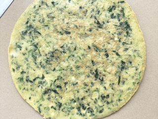 10、虾皮菠菜鸡蛋饼,放入切熟食的案板上，切小块