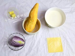 1、红薯芝士浓汤 宝宝营养辅食，牛奶+洋葱,准备材料。