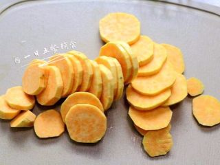 2、红薯芝士浓汤 宝宝营养辅食，牛奶+洋葱,红薯去皮切薄片，洋葱切条。